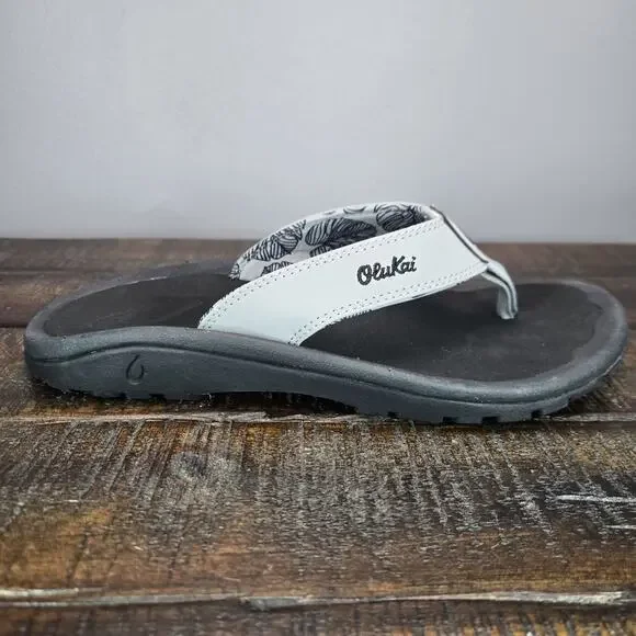 NEW OluKai Ohana Mens Size 7 Slip On Flip Flops Beach Sandals Foam Gray Black